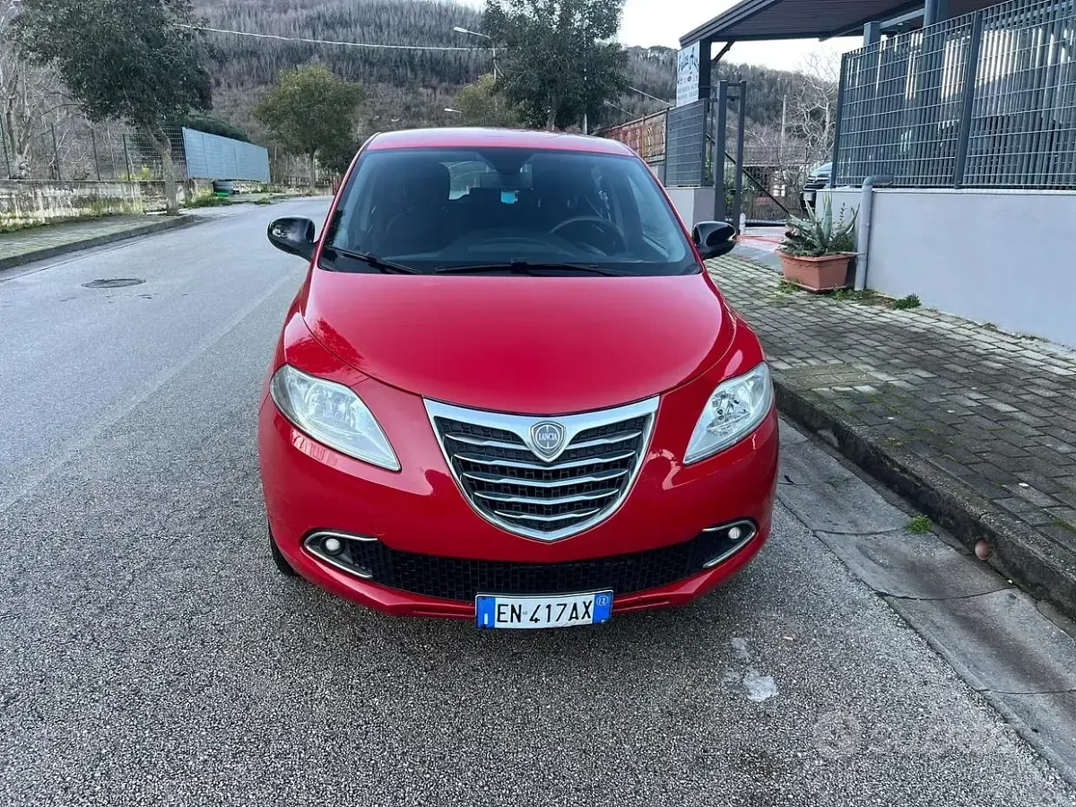 Usado Lancia Ypsilon Gold 69 CV (50 kW) 2012 Rojo Utilitario