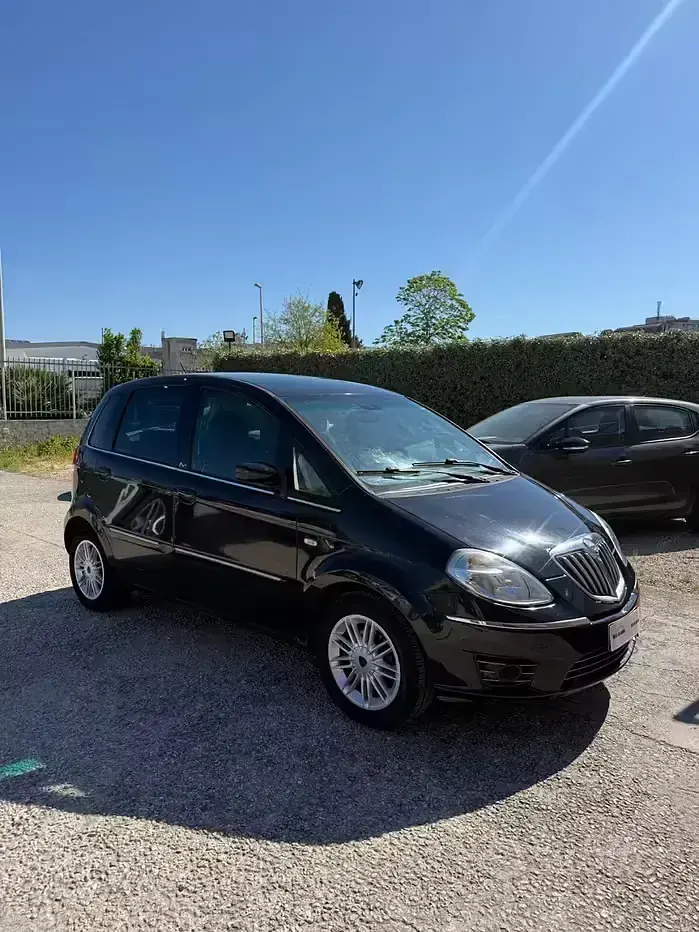Usata Lancia Musa 70 CV (51 kW) 2008 Viola Monovolume