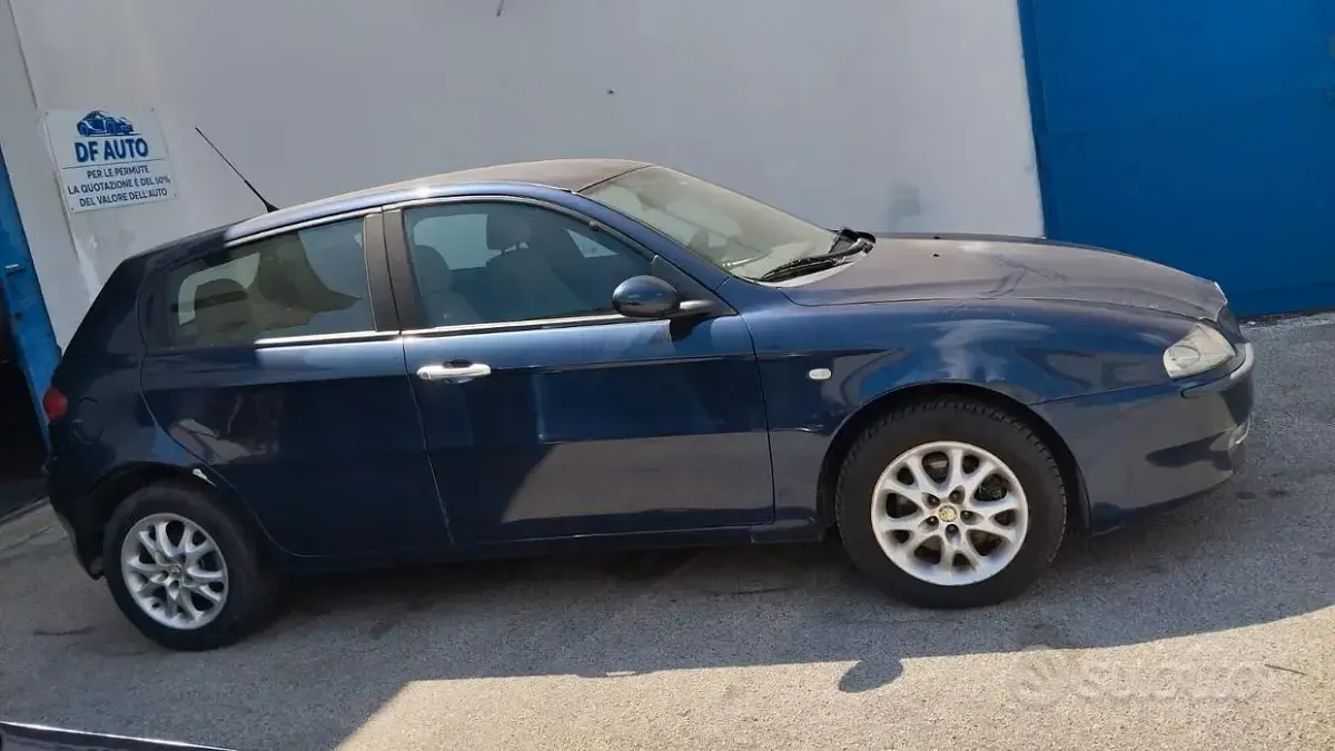Usata Alfa Romeo 147 Distinctive 116 CV (85 kW) 2004 Blu Utilitaria