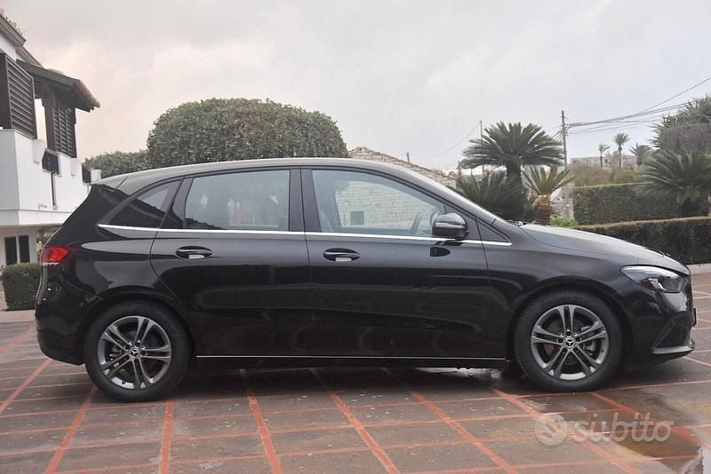 Usata Mercedes B180 115 CV (84 kW) 2020 Nero Monovolume