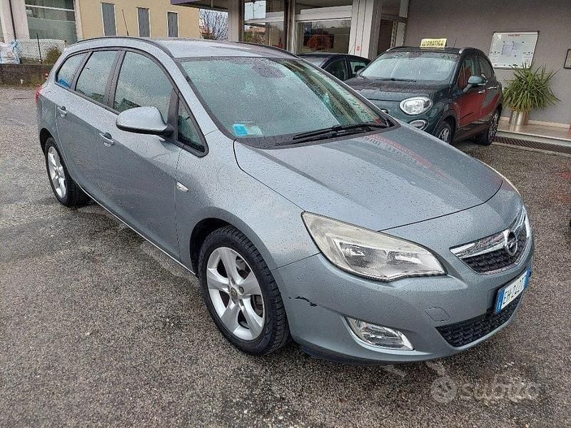 Usata Opel Astra 110 CV (80 kW) 2011 Grigio metallizzato Station wagon