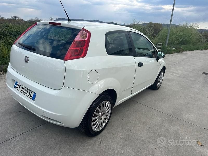 Usata Fiat Grande Punto 65 CV (47 kW) 2009 Bianco Utilitaria