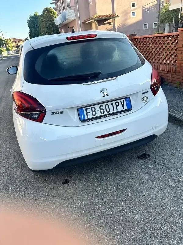 Usata Peugeot 208 Allure 82 CV (60 kW) 2015 Utilitaria