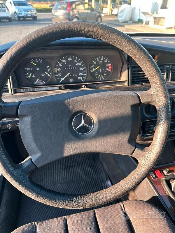 Usata Mercedes 190 118 CV (86 kW) 1990 Bianco Berlina