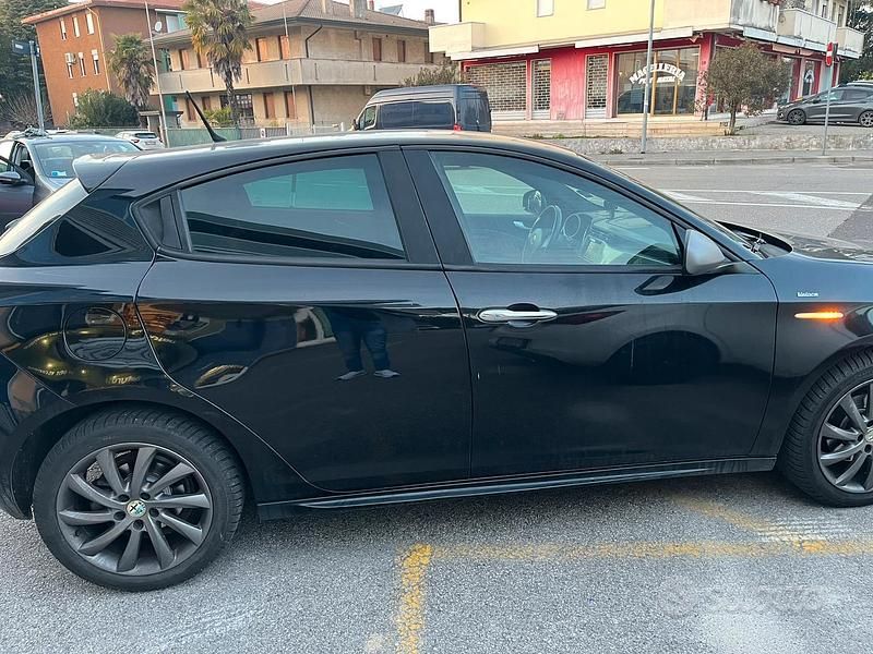 Usata Alfa Romeo Giulietta Veloce 109 CV (80 kW) 2013 Nero Berlina