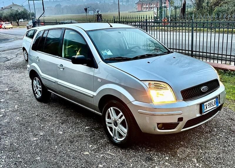Grigio Usata 2005 Ford Fusion Due volumi | 2900 € - Immagine 1/4