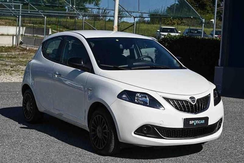 Usata Lancia Ypsilon Silver 69 CV (50 kW) 2022 Bianco Utilitaria