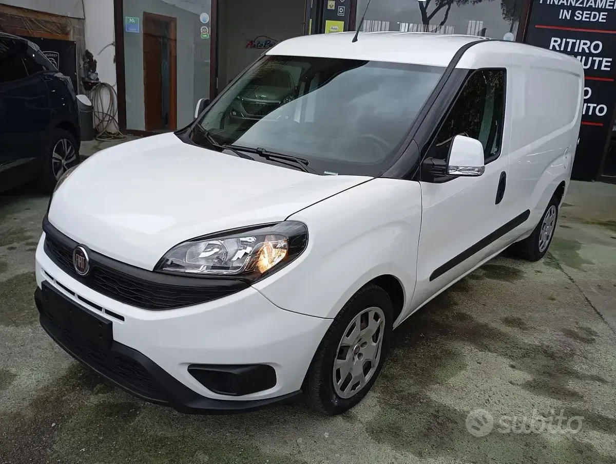 Usata Fiat Doblò Lounge 105 CV (77 kW) 2022 Bianco Monovolume