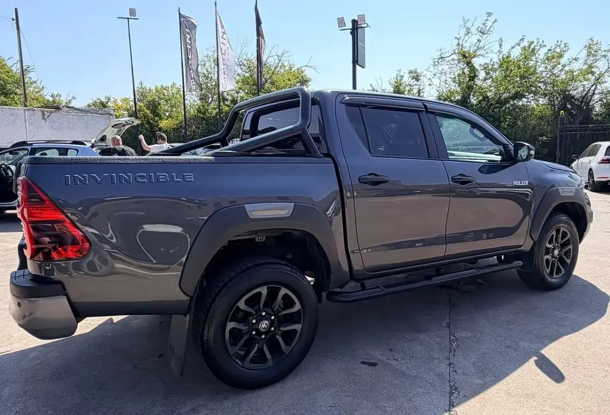 Usata Toyota HiLux 204 CV (150 kW) 2023 Grigio Pick-up