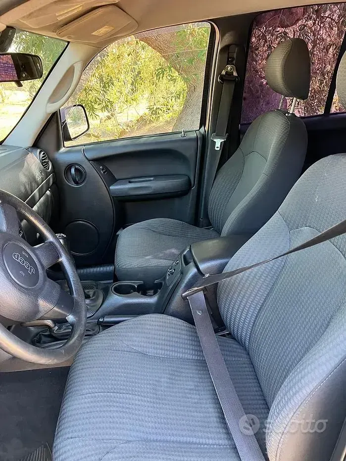 Usata Jeep Cherokee 143 CV (105 kW) 2004 Nero SUV