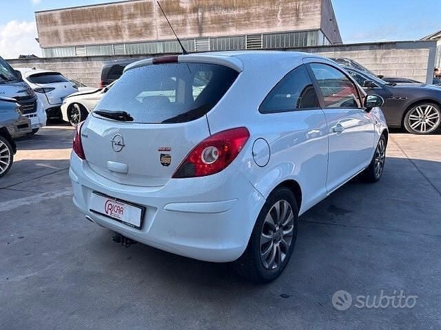Usata Opel Corsa Edition 75 CV (55 kW) 2010 Bianco Berlina