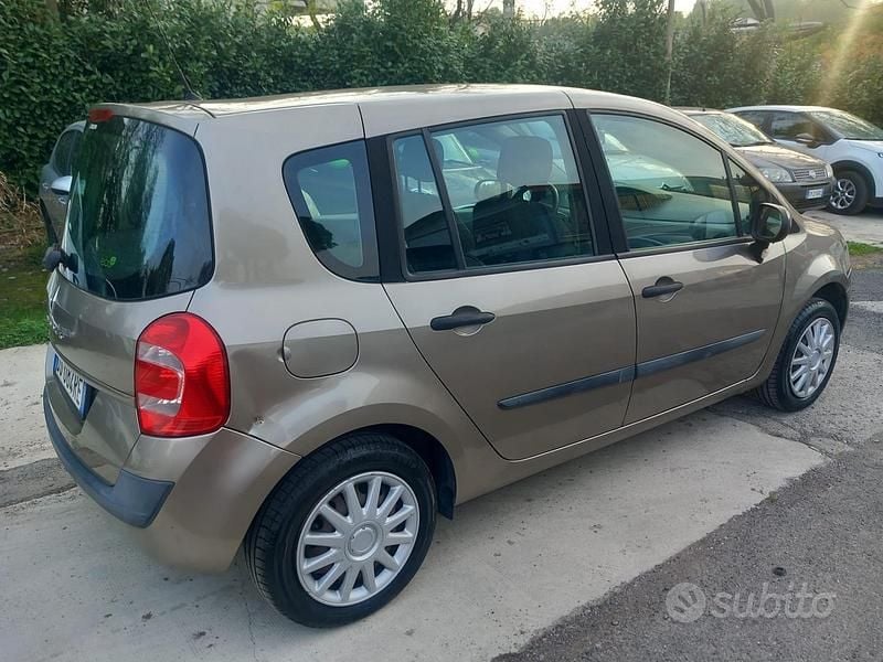 Usata Renault Modus Dynamique 101 CV (74 kW) 2008 Marrone Monovolume