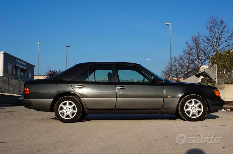 Begagnad Mercedes E200 1992 Sedan