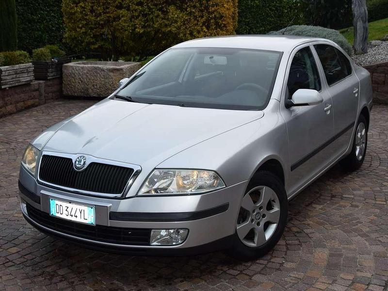 Argento Usata 2007 Skoda Octavia Ambiente Tre volumi | 3900 € (Buon prezzo) - Immagine 1/4