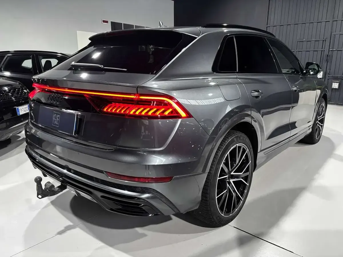 Usata Audi Q8 Sport 286 CV (210 kW) 2022 Grigio daytona SUV