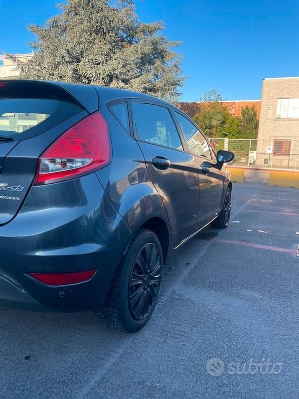 Usata Ford Fiesta 82 CV (60 kW) 2010 Grigio Utilitaria