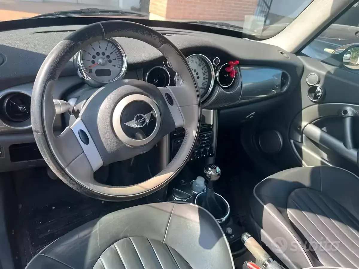 Usata Mini Cooper 61 CV (44 kW) 2004 Grigio Utilitaria