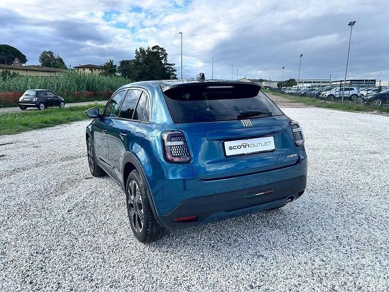 Usata Fiat 600 La Prima 101 CV (74 kW) 2024 Verde mare d'italia (metalliza Berlina