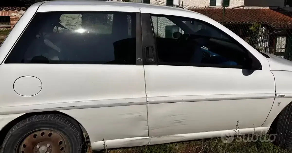 Usata Lancia Ypsilon 60 CV (44 kW) 2001 Bianco Utilitaria