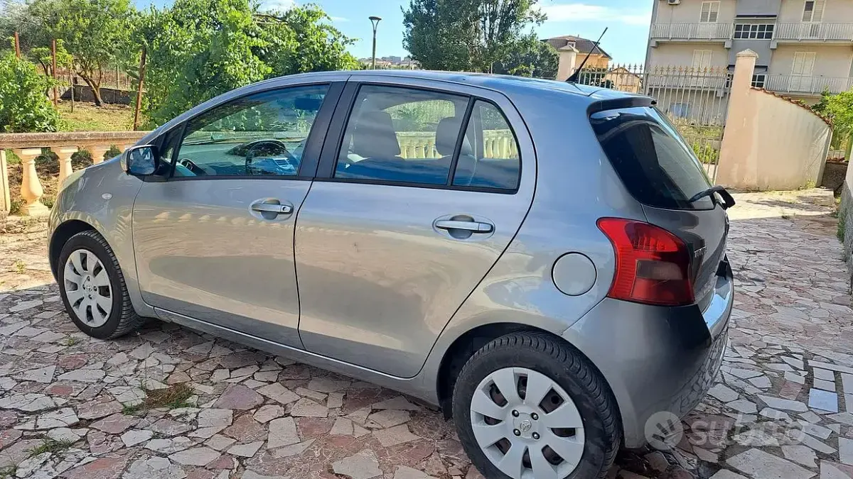 Usata Toyota Yaris 69 CV (50 kW) 2007 Grigio Utilitaria