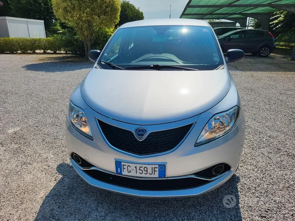 Usata Lancia Ypsilon Silver 69 CV (50 kW) 2017 Grigio Utilitaria