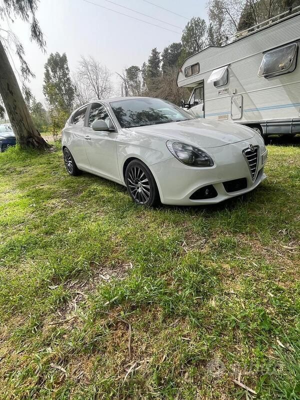 Usata 2011 Alfa Romeo Giulietta Due volumi | 8000 € (Cara) - Immagine 1/4
