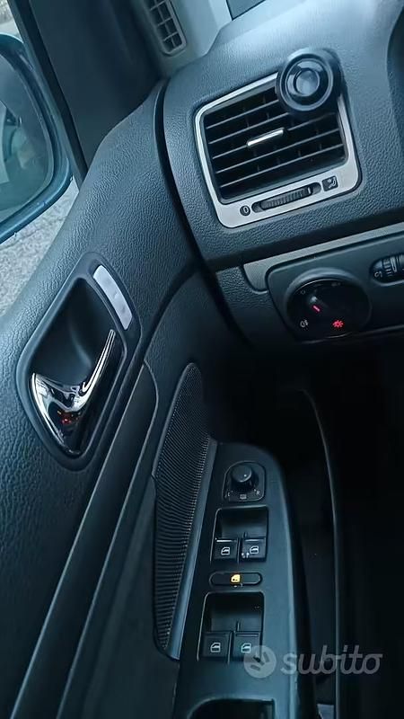 Usata VW Golf V 2005 Blu Utilitaria