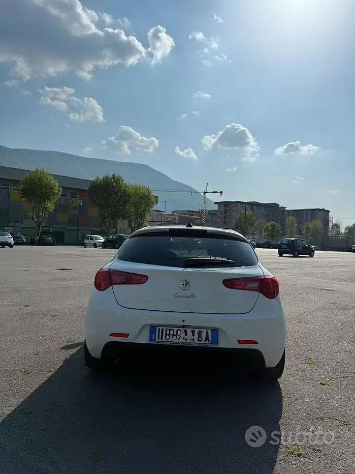 Usata Alfa Romeo Giulietta Distinctive 105 CV (77 kW) 2011 Bianco Utilitaria