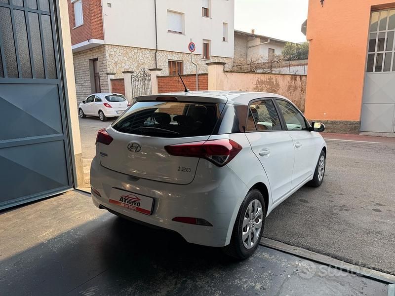 Usata Hyundai i20 84 CV (61 kW) 2016 Bianco Berlina