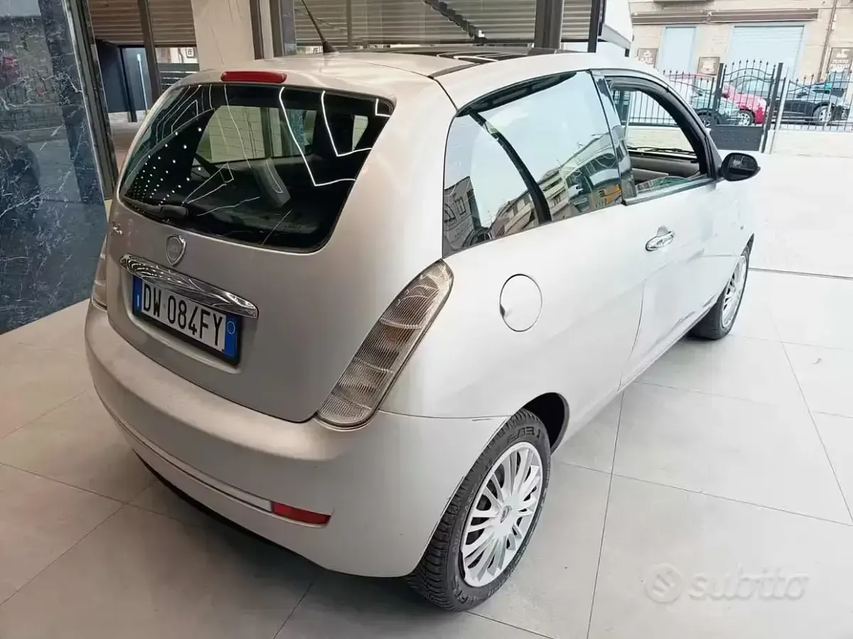 Usata Lancia Ypsilon 60 CV (44 kW) 2009 Grigio scuro Utilitaria