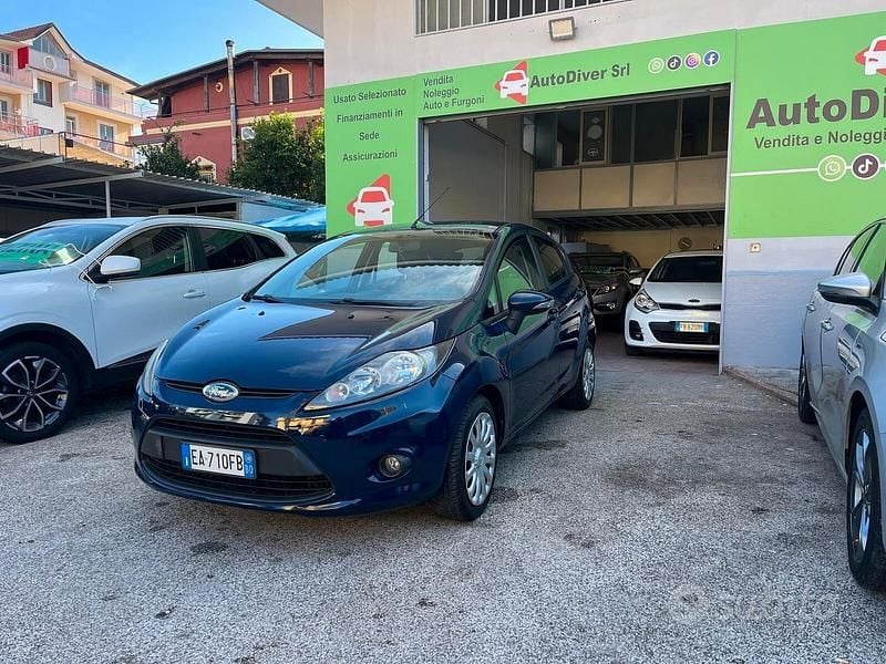 Blu Usata 2010 Ford Fiesta Titanium Tre volumi | 3300 € (Buon prezzo) - Immagine 1/4