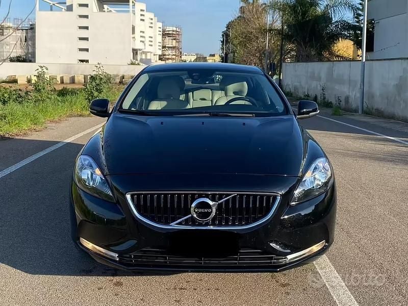 Usata Volvo V40 Plus 120 CV (88 kW) 2018 Nero Berlina