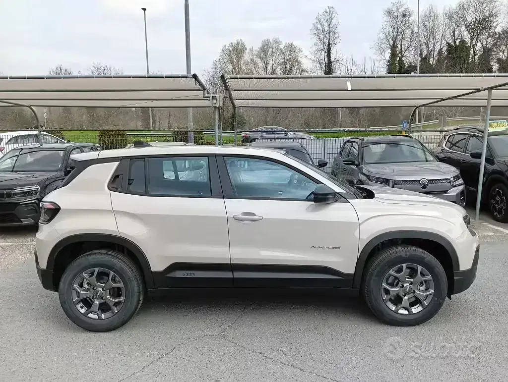 Nieuw Jeep Avenger Longitude Plus 101 PK (74 kW) 2026 Grijs SUV