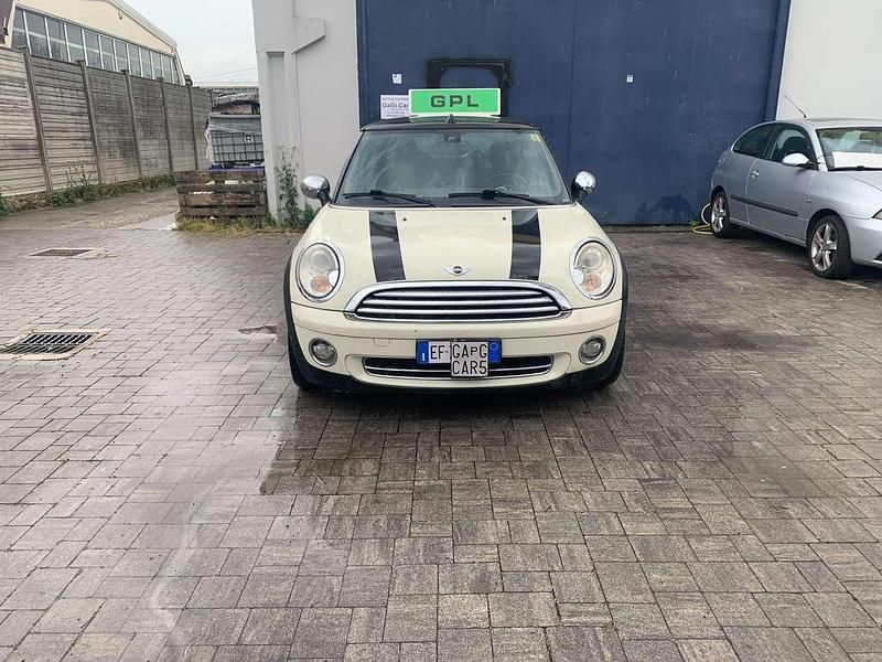 Usata Mini Cooper Cabriolet 120 CV (88 kW) 2010 Beige Cabrio
