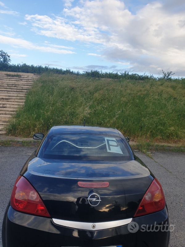 Usata Opel Tigra 69 CV (50 kW) 2006 Nero Cabrio
