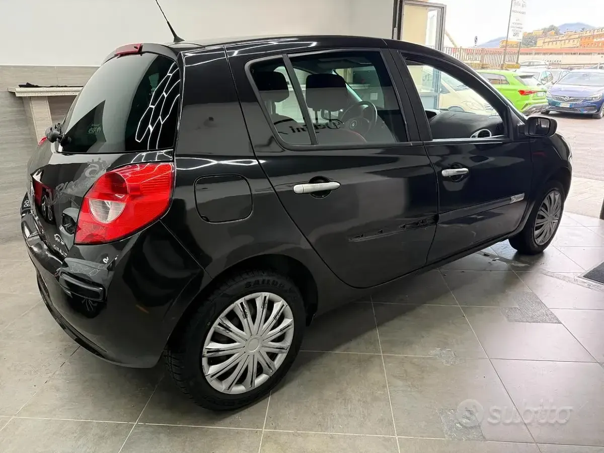 Usado Renault Clio II Dynamique 75 CV (55 kW) 2007 Negro Berlina