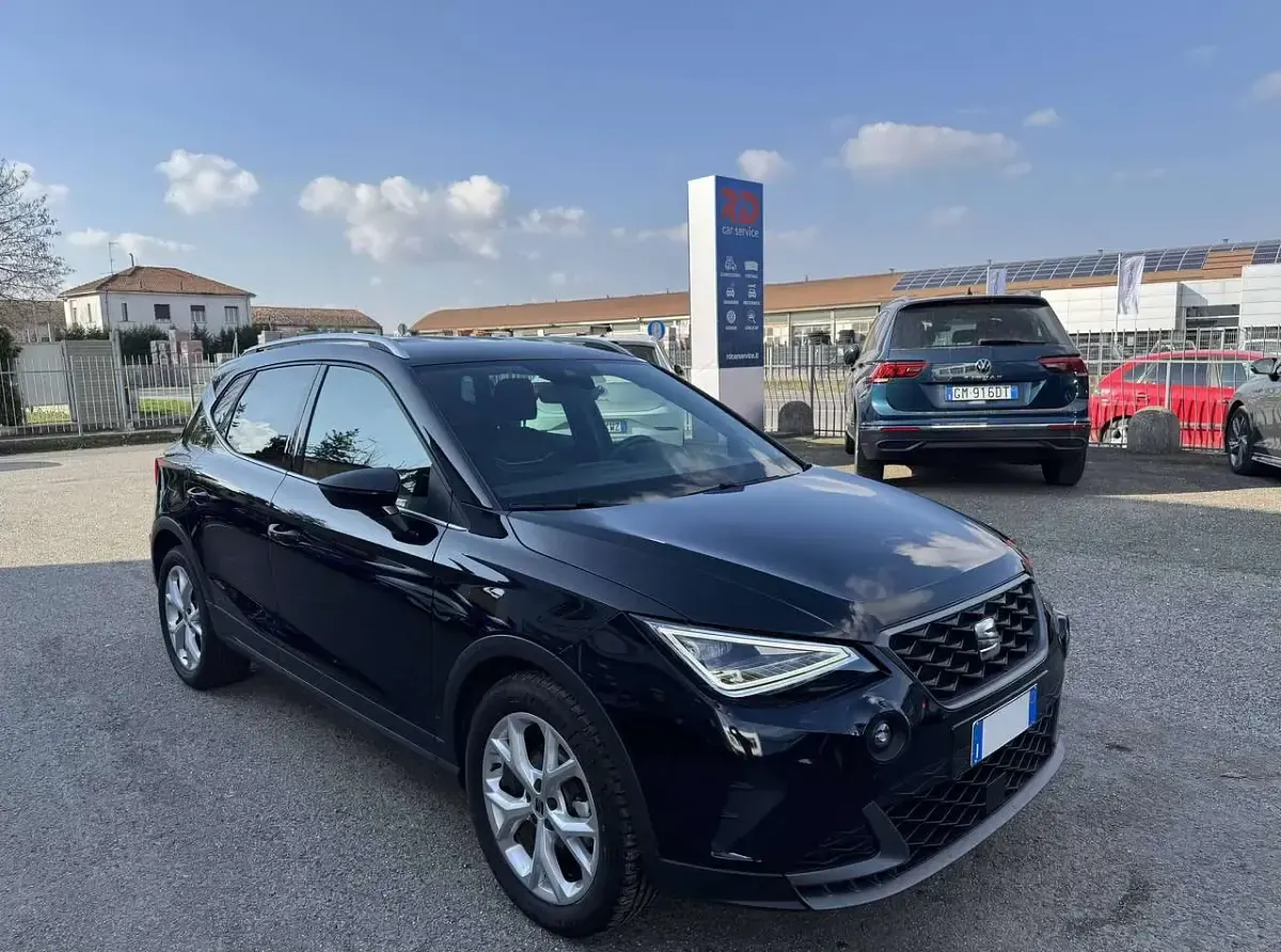Käytetty Seat Arona FR 116 HP (85 kW) 2025 Musta Katumaasturi