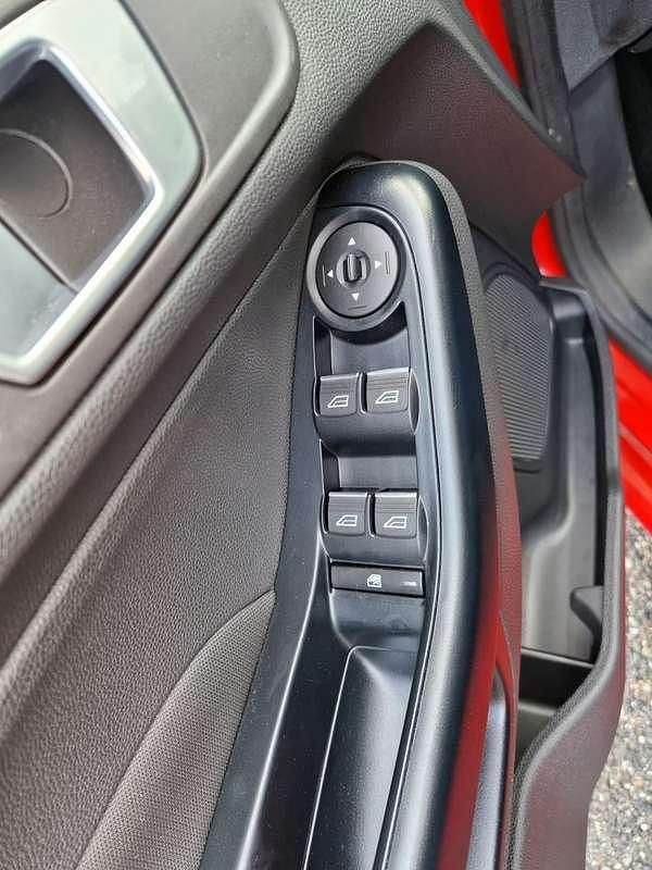 Usata Ford Fiesta Ghia 79 CV (58 kW) 2010 Rosso Utilitaria