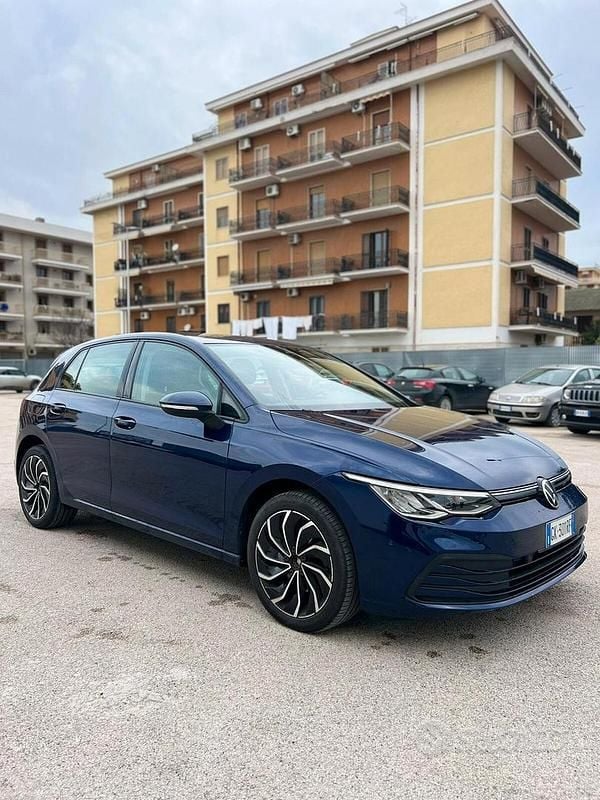 Usata VW Golf VIII Life 115 CV (84 kW) 2022 Blu Berlina