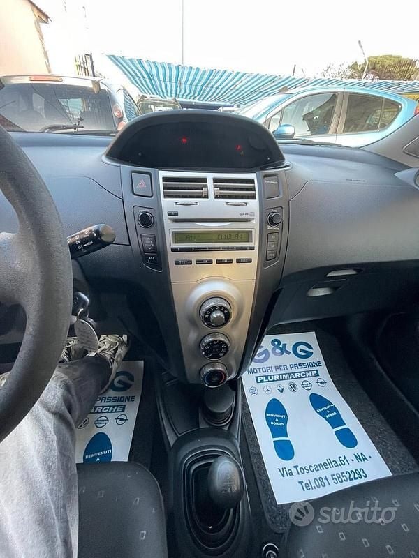 Usata Toyota Yaris Sol 87 CV (63 kW) 2006 Grigio Berlina