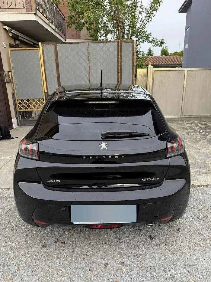Usata Peugeot 208 GT-line 101 CV (74 kW) 2021 Nero Utilitaria