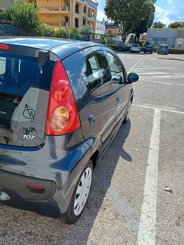 Usata Peugeot 107 68 CV (50 kW) 2010 Grigio Utilitaria