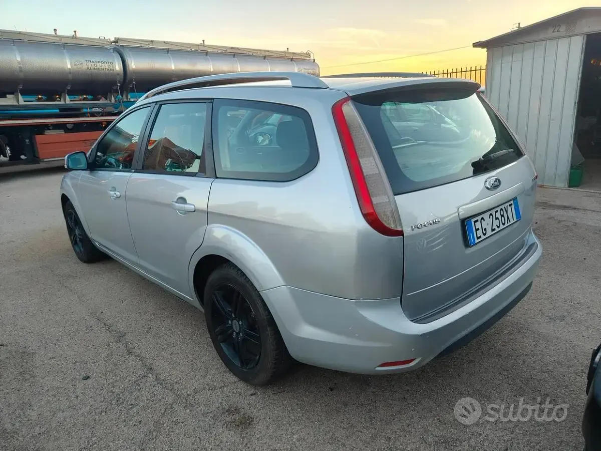 Usata Ford Focus 109 CV (80 kW) 2011 Grigio Station wagon