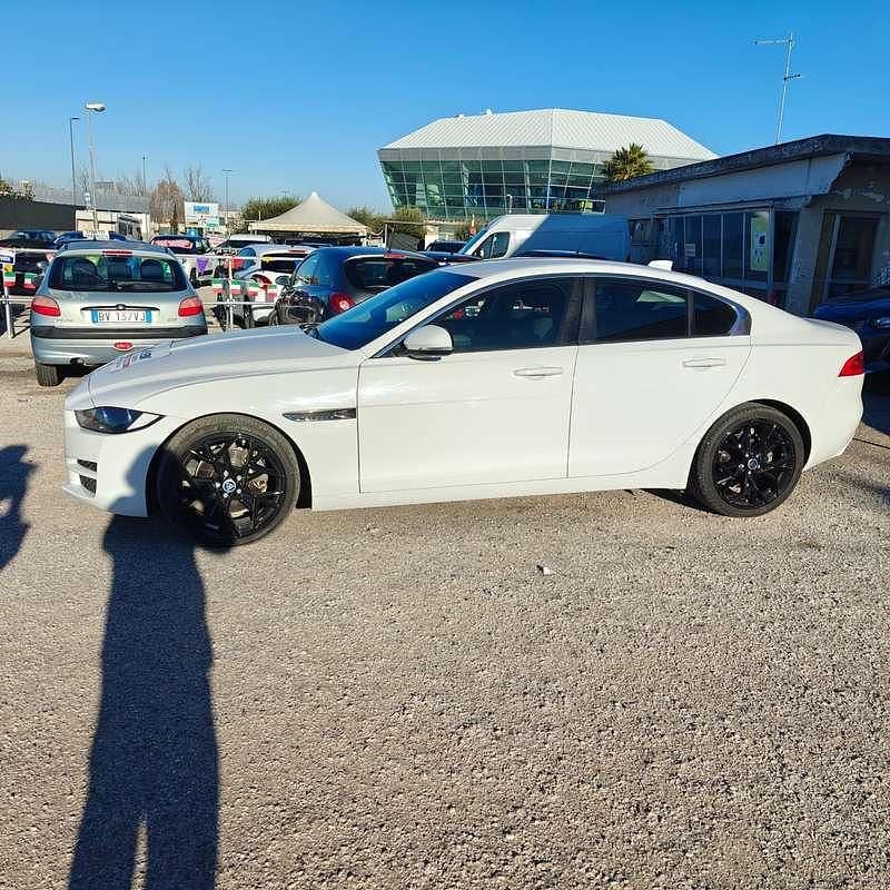 Usata Jaguar XE Portfolio 180 CV (132 kW) 2016 Bianco Berlina