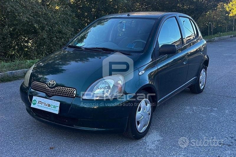 Usata Toyota Yaris 68 CV (50 kW) 1999 Verde Utilitaria