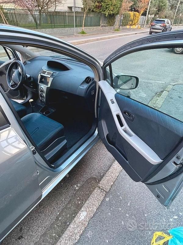 Usata Toyota Yaris 69 CV (50 kW) 2008 Grigio Utilitaria