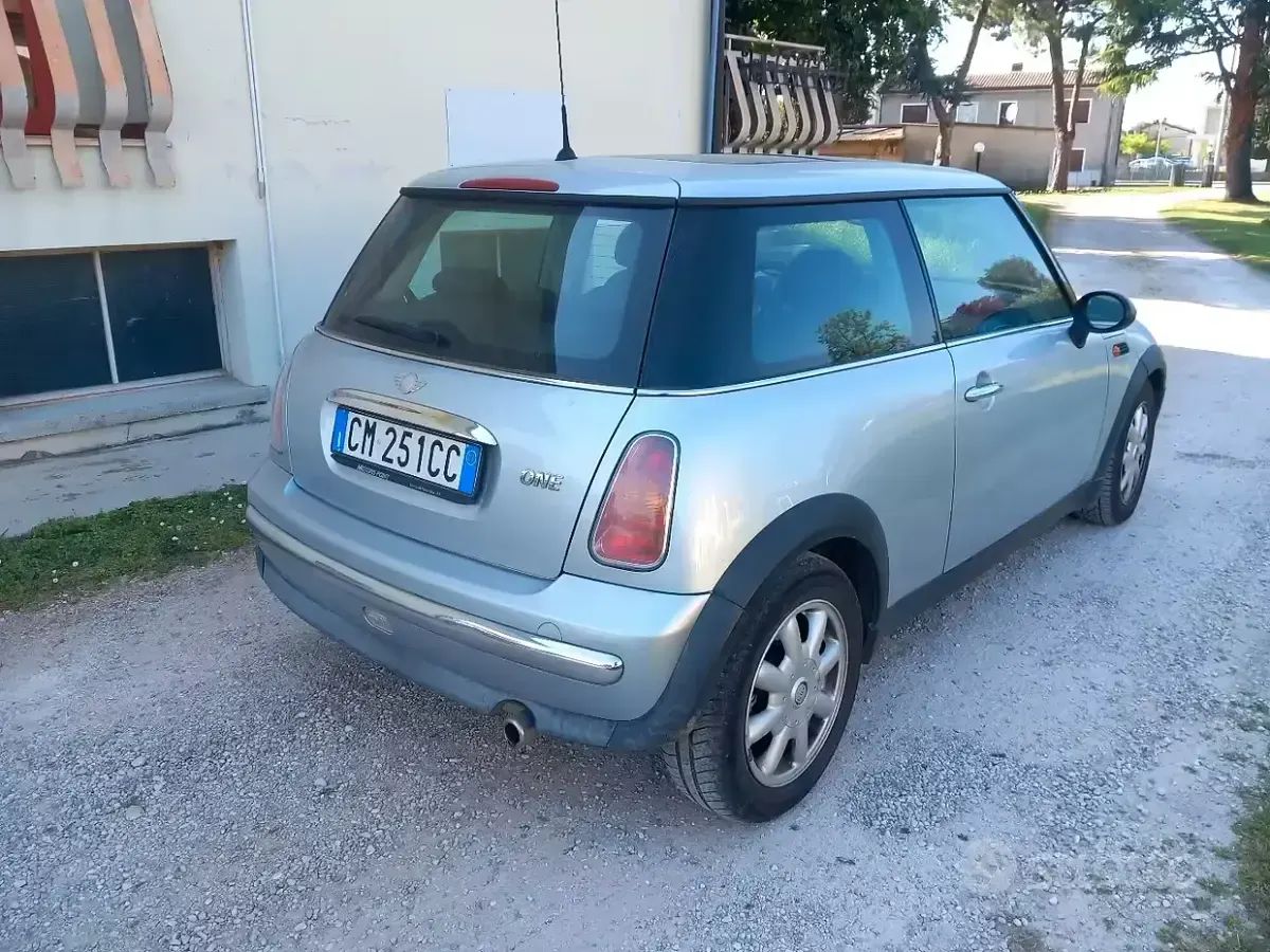 Usata Mini ONE 90 CV (66 kW) 2004 Grigio Utilitaria