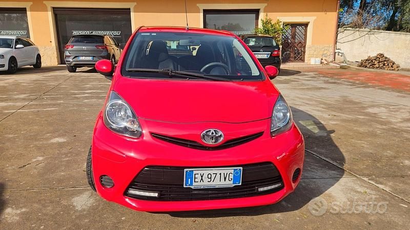 Usata Toyota Aygo Cool 69 CV (50 kW) 2015 Rosso Utilitaria
