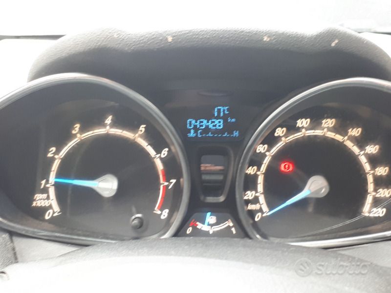 Usata Ford Fiesta Business Edition 82 CV (60 kW) 2014 Bianco Utilitaria