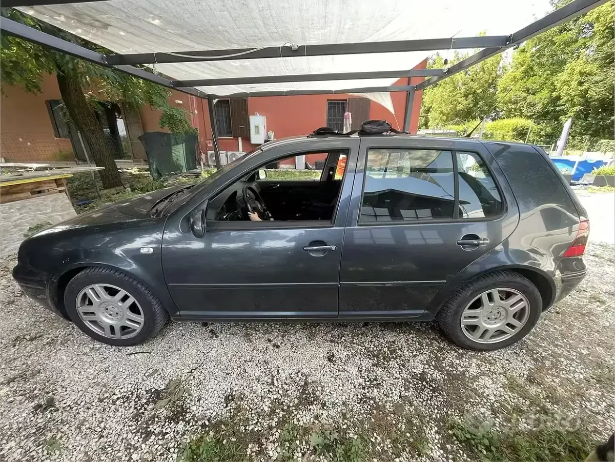 Usata VW Golf IV Highline 105 CV (77 kW) 2002 Bluazzurro Berlina